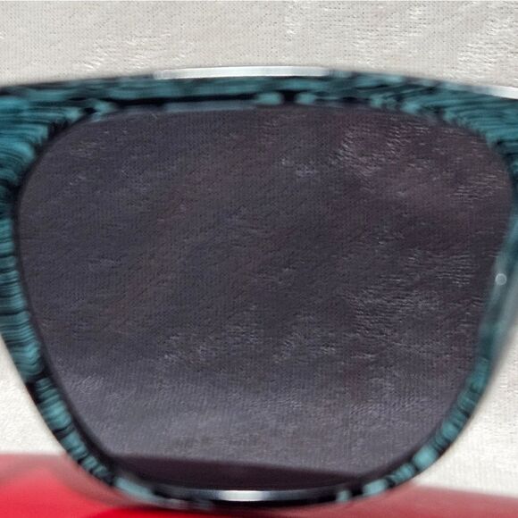 🕶Elizabeth Arden, Aqua stripe sunglasses. - Picture 9 of 10